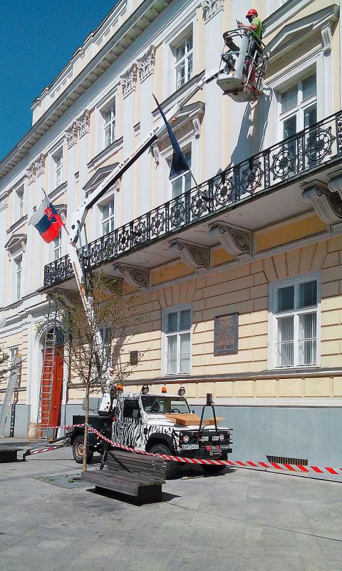 Plošina pri budove
